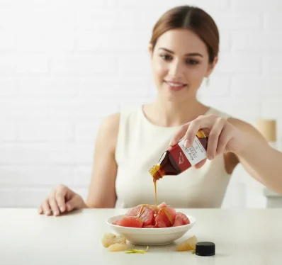kuhi-chilli-oil-with-model